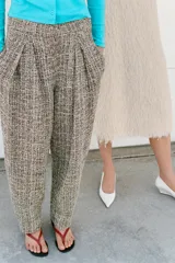 Pantalón de tiro medio confeccionado en tejido texturizado con trama multicolor, bolsillos laterales ocultos y pinzas en el delantero.