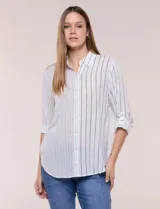 Camisa de calce holgado en género liviano con estampado a rayas verticales, cuello camisero clásico y abotonadura frontal a tono. Presenta mangas largas regulables con presilla y botón para ajustar a tres cuartos, espalda con canesú y suave pliegue central, y ruedo curvo estilo camisero.