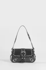Cartera de hombro negra de cuero sintético, con diseño estructurado, solapa frontal decorada con tachas metálicas plateadas, hebillas y herrajes argollas. Incluye asa corta para llevar al hombro.