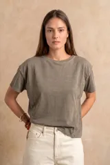 Remera de algodón peinado con efecto lavado, de corte al cuerpo, mangas cortas y cuello redondo.