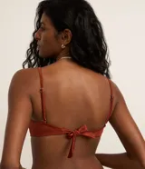 Top de bikini color ladrillo, de microfibra brillante, con corte media taza y breteles ajustables.