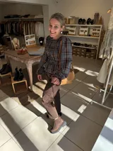 Jean de corte carrot color chocolate, confeccionado en denim con elastano. Presenta un diseño de tiro medio con ajuste holgado en la cadera y pierna que se estrecha hacia el tobillo.