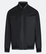 Campera bomber negra para hombre, confeccionada en material gomoso, con cuello alto, puños y bajo acanalados, y cierre frontal con cremallera.