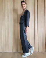 Pantalón de vestir verde militar de cuero sintético, corte palazzo y tiro alto.