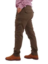 Pantalón cargo marrón de corte chupín, confeccionado en algodón con spandex y triple costura reforzada.