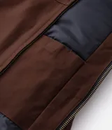 Campera masculina modelo trucker confeccionada en sarga de algodón. Presenta cuello de terciopelo en contraste, cierre frontal con cremallera, manga larga y bolsillo con cremallera en el pecho.