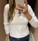 Remera de algodón de manga larga en color blanco, con cuello redondo y corte clásico.