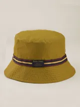 Gorro tipo bucket color mostaza con cinta decorativa a rayas horizontales en tonos bordó, amarillo y azul marino.