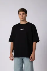 Remera oversize negra de manga corta, con cuello redondo y pequeño estampado frontal con las letras "CNPT".
