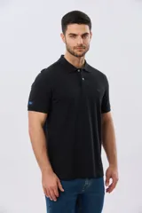Remera polo lisa de piqué en color bordó, con cuello camisero, cierre frontal con botones y mangas cortas.
