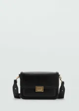 Bolso bandolera de tamaño mediano en color negro, con diseño estructurado y cierre de solapa con broche metálico dorado. Cuenta con doble compartimento interior, forro textil y asa larga extraíble.