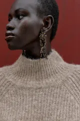 Jersey de punto con cuello subido y mangas largas abullonadas con puños ajustados.