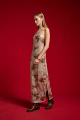 Vestido midi de poliéster cubierto de lentejuelas con estampado multicolor, diseño ajustado al cuerpo, cuello buche y tirantes finos regulables.