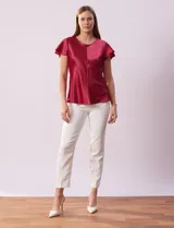 Blusa color beige de satén, marca Alex & Lili. Manga corta amplia, corte bajo el busto y espalda con abertura ojal y botón.