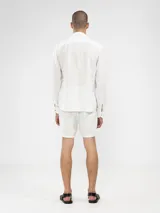 Short de hombre confeccionado en lino premium, con cintura elástica y cordón de ajuste. Presenta un diseño de corte relajado con bolsillos laterales y traseros.