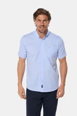 Camisa de manga corta a cuadros celestes y blancos, con bolsillo en el pecho y logo bordado.