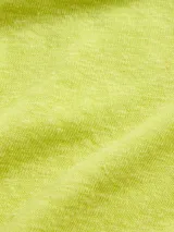 Remera crop de lino con cuello en V y mangas cortas, de corte recto y estilo casual.