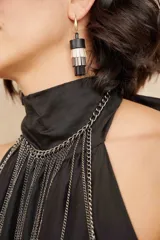 Aros colgantes con gancho dorado y diseño de flecos cortos en capas de cuero negro, blanco y gris.