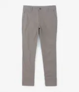 Pantalón slim de sarga color gris, con cintura con trabillas, cierre de botón y cremallera, y bolsillos laterales y traseros.