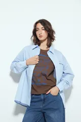 Remera negra de manga corta con estampado frontal en color marrón que incluye ilustraciones relacionadas con el café y la frase "Start Your Day Right".