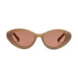Gafas de sol con armazón de plástico reciclado en tono beige mate y lentes en color rosado, con diseño de estilo cat-eye ovalado.