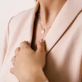 Conjunto de joyería en plata 925 compuesto por un collar de cadena de eslabones con dije de medalla circular lisa, un anillo de cadena de eslabones y un par de aros colgantes de eslabón simple.