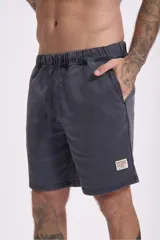Bermuda de hombre color gris oscuro, con cintura elástica ajustable con cordón.