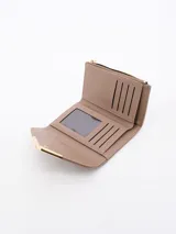 Billetera marrón con cierre de solapa y broche metálico dorado.