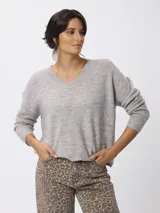 Sweater de punto con escote en V y manga larga, de calce relajado con puños y cintura tejidos.