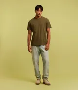 Remera básica de corte regular para hombre, color verde militar, con mangas cortas y cuello redondo.