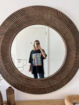 Remera negra de corte holgado con estampado de recuadros con dibujos.