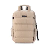 Mochila capitoneada color gris oscuro, con asa superior y correas regulables. Cuenta con doble cierre principal, bolsillo frontal con apertura vertical y bolsillo trasero pequeño. Incluye espacio para laptop de 15 pulgadas y correas ocultables.