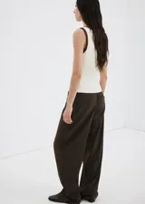 Musculosa de tejido de algodón color blanco crudo, de diseño recto, con cuello redondo y detalles festoneados en contraste de color marrón en cuello y sisas.