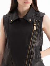 Chaleco de cuero ovino graneado negro, de silueta recta y calce relajado. Cuenta con cuello con solapas pronunciadas, cierre metálico diagonal y detalles en herrajes dorados.