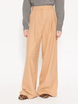 Pantalón de vestir color beige, de corte palazzo, con cintura alta y pinzas frontales.