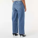 Jean de corte wide leg en color azul medio, con diseño de tiro alto y bajos deshilachados.