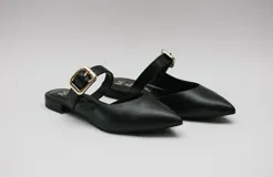 Sandalias plateadas con punta fina, tira sobre el empeine con hebilla y pequeño taco cuadrado.