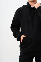 Canguro negro con capucha, cordones ajustables y bolsillo tipo canguro.