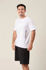 Bermuda de friza color gris melange, de corte suelto, con cintura elástica y cordón de ajuste negro.