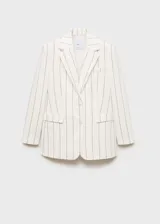 Blazer de corte recto con estampado de rayas verticales, cuello con solapas de muesca, hombros estructurados y cierre frontal con botones. Cuenta con bolsillo de ribete en el pecho y dos bolsillos con solapa en la parte frontal.