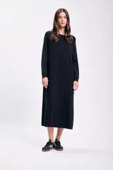 Vestido largo negro de tejido de punto con mangas largas y corte recto.