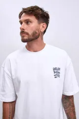 Remera de algodón color verde oliva, corte oversize, con cuello redondo y un pequeño logo bordado en el pecho.