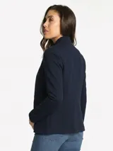 Campera abierta Tommy Hilfiger de color azul marino, confeccionada en tejido Ponte de viscosa y nailon. Presenta un diseño estructurado con cuello mao, doble hilera de botones decorativos oscuros y puños largos con detalle de insignia metálica.