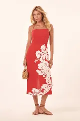 Vestido midi de tirantes color rojo con estampado de flores blancas.