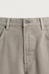 Jeans straight fit de corte recto y tiro medio, confeccionados en denim de algodón con lavado en color gris. Cuenta con cinco bolsillos y cierre frontal con cremallera y botón.