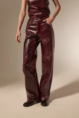 Pantalon de corte recto y calce medio, confeccionado en cuero sintético con textura de efecto reptil en color bordó.
