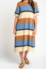 Vestido midi de punto con diseño de rayas horizontales en tonos marrón, azul y beige. Presenta cuello redondo, mangas cortas y un corte recto con aberturas laterales en el ruedo.