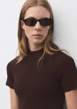 Vestido corto de tejido de punto fino color marrón, con cuello perkins, mangas cortas y diseño evasé.