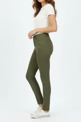 Pantalón jean skinny de tiro medio, color negro, de corte ajustado al cuerpo.