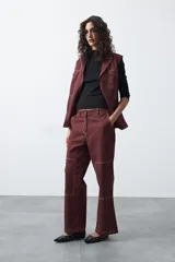 Pantalón de corte recto y tiro medio, confeccionado en algodón con elastano. Presenta costuras a contratono en color blanco que resaltan los recortes delanteros y el diseño de la prenda, aportando un estilo utilitario.